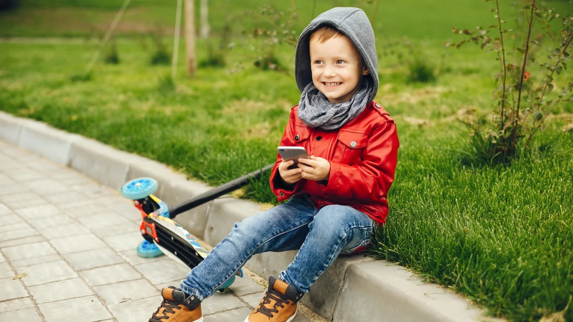 Illustration for the article: Monitor Your Child’s Phone with Screenshots & Photos