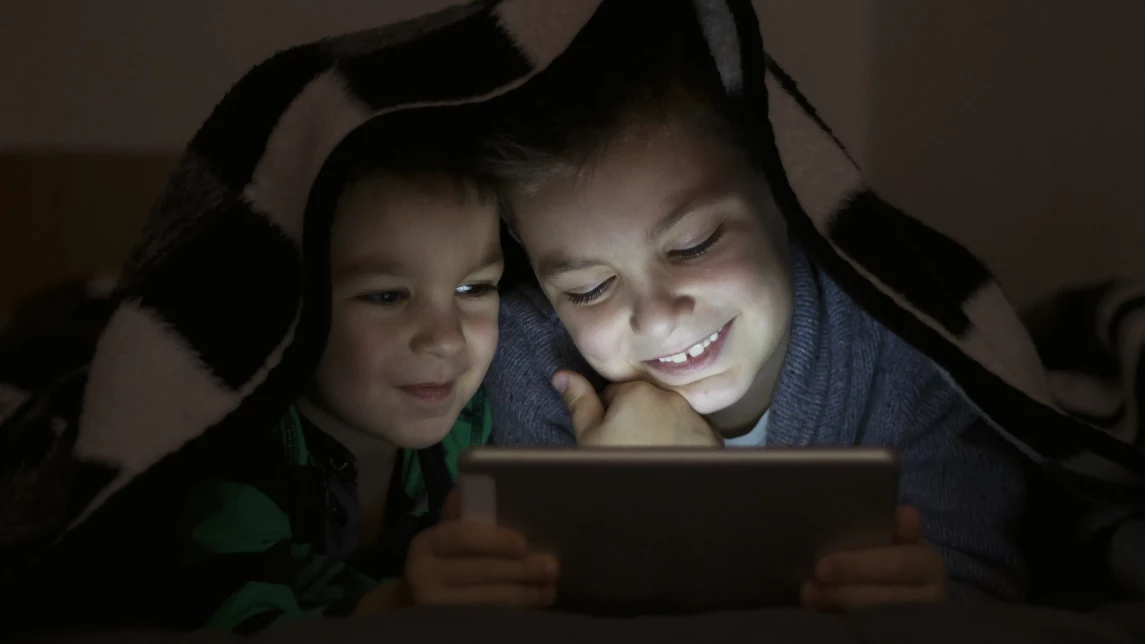 Illustration for the article: Kids Using Phones at Night: How to Limit Screen Time