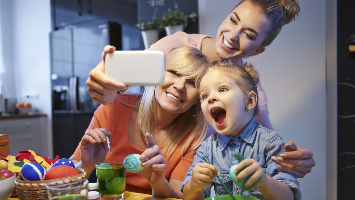 Ilustración para el artículo: El papel de los padres en el apoyo a los jóvenes blogueros y streamers