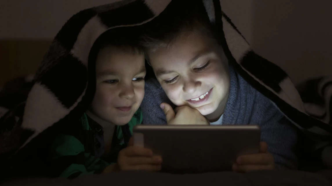 Ilustración para el artículo: Niños usando el teléfono por la noche: cómo limitarlo