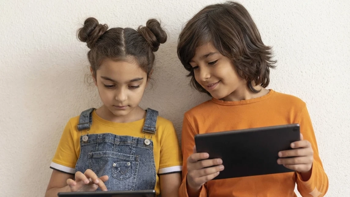 Ilustración para el artículo: Cómo proteger a los niños de los chatbots de IA