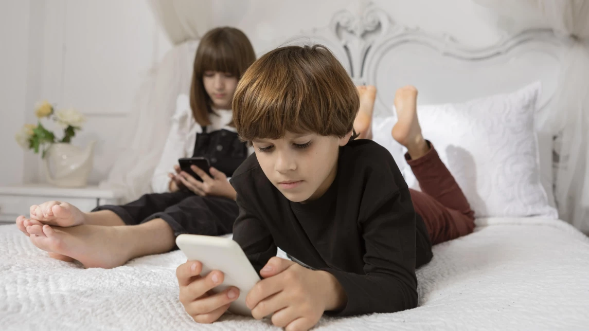 記事用イラスト： 子どものスマホに怪しいアプリや隠しアプリがないか確認する方法