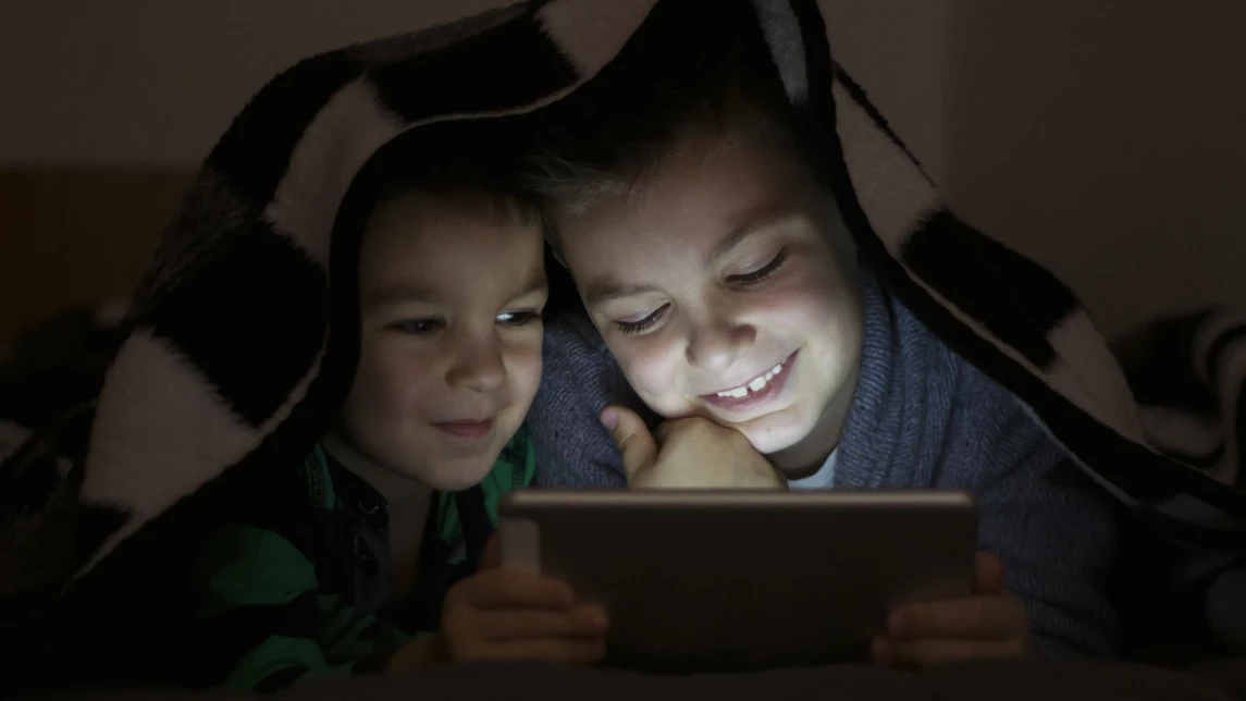 Ilustracja do artykułu: Dziecko korzysta z telefonu nocą: jak ograniczyć czas