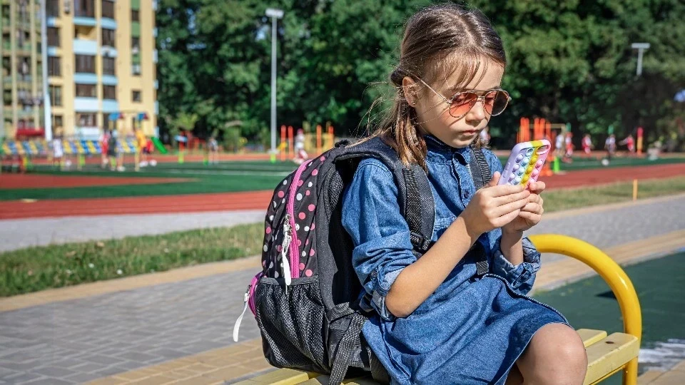 Illustration for the article: Sounds Around Child’s Phone: How Parents Can Ensure Safety