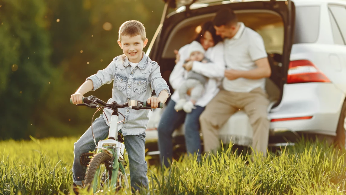 Illustration for the article: Travel Hacks for Trips with Kids: Organization, Safety, Entertainment