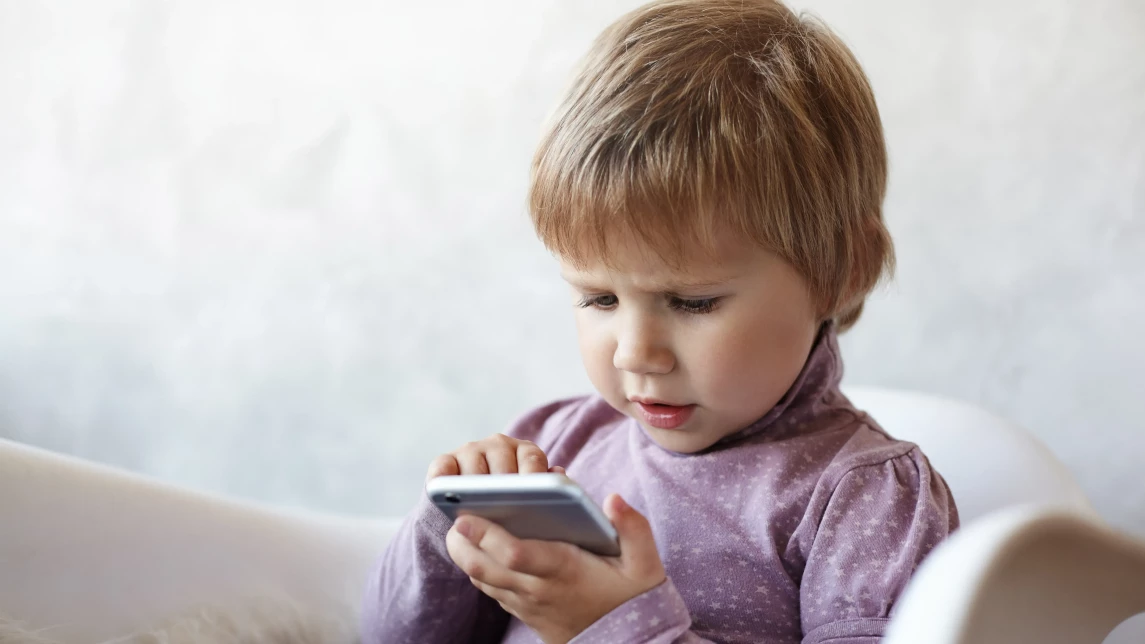 Ilustração do artigo: Quando comprar o primeiro celular para seu filho