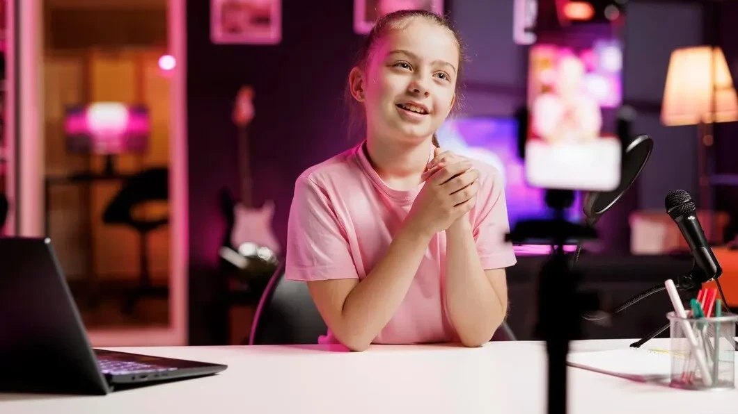 Ilustración para el artículo: Seguridad en Línea para Jóvenes Blogueros y Streamers