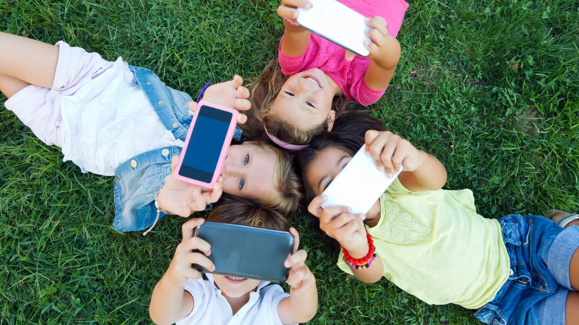 Illustration for the article: How to See Which Apps Your Child Is Using