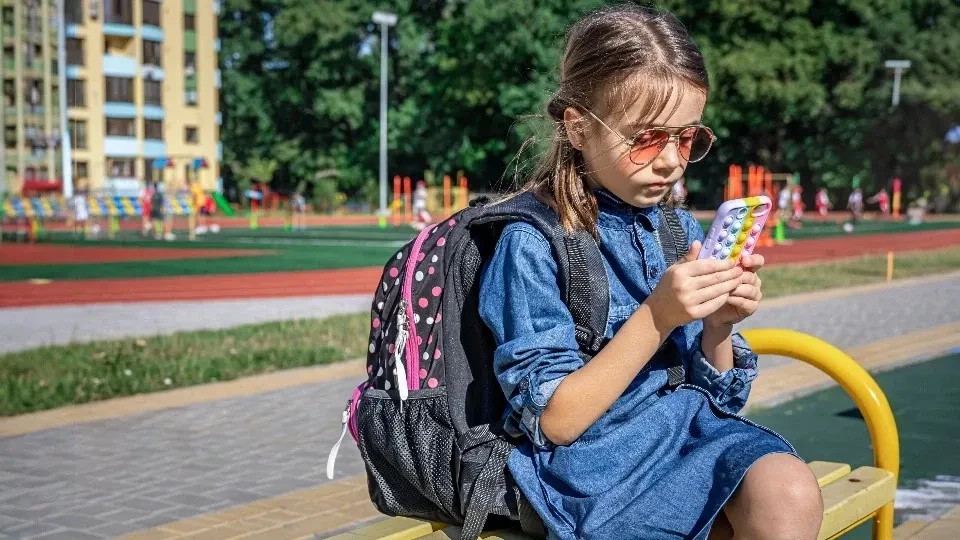 Ілюстрація до статті: Як функція «Прослуховування звуків навколо» допомагає захистити дітей