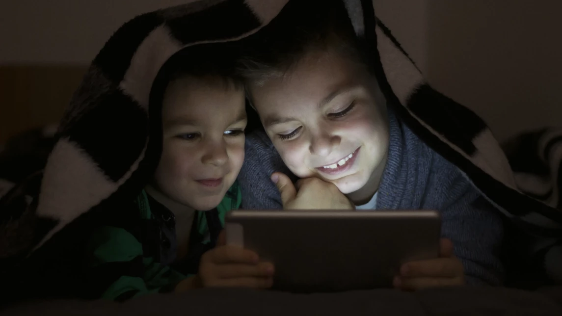 Ілюстрація до статті: Дитина сидить у телефоні ночами: що робити