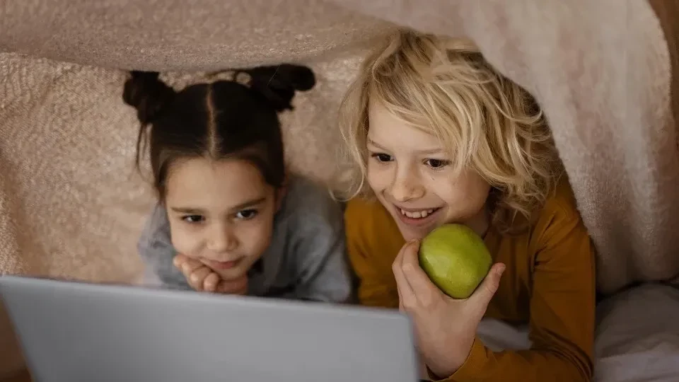 Illustration for the article: Cómo restringir el contenido en el teléfono de tu hijo