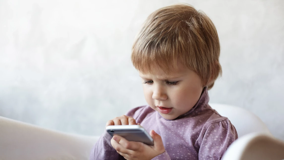 Illustration for the article: When to Buy a Child's First Phone