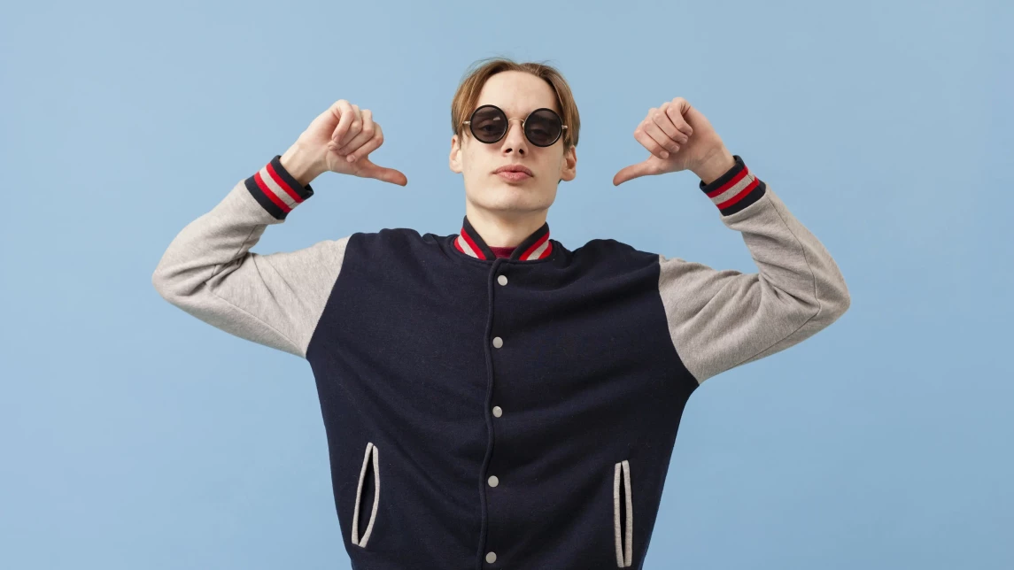 Illustration for the article: Co oznacza Sigma i dlaczego jest popularnym trendem wśród nastolatków?