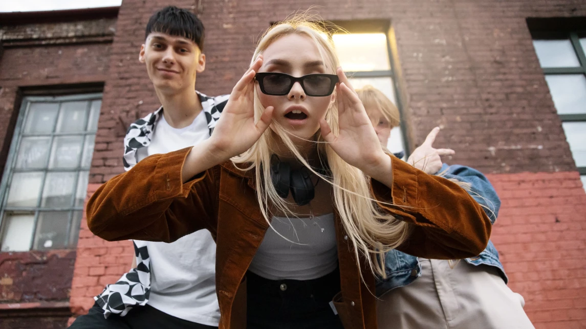 Illustration for the article: Co to znaczy GYAT? Poradnik dla rodziców po slangu nastolatków