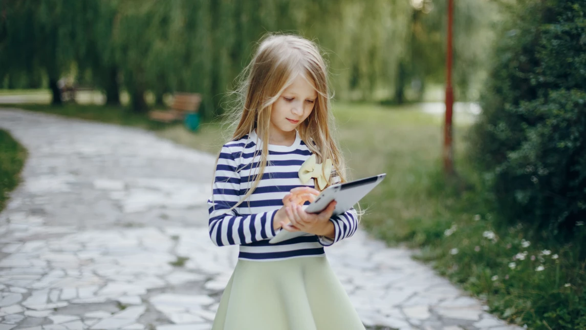 記事用イラスト： 子どもの居場所をスマホで追跡する方法