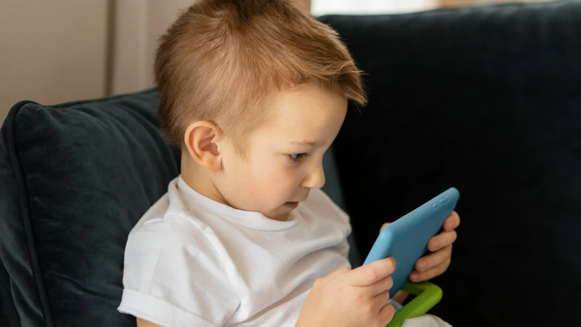 Illustration for the article: Child phone monitoring - why is it needed?